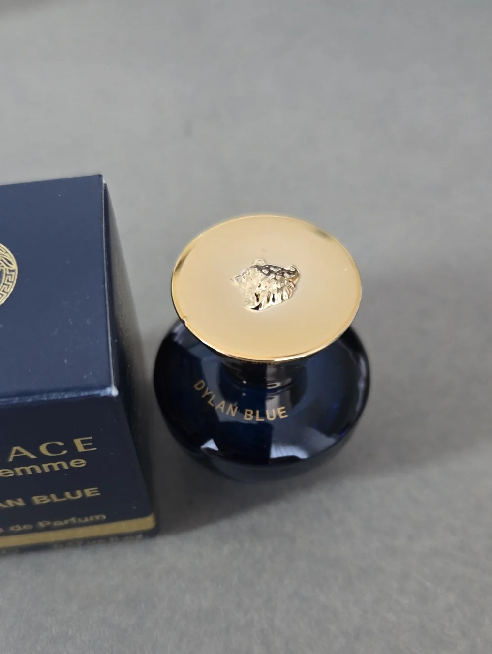 New in box Versace Dylan Blue pour Femme deluxe mini cap top 5 M. L